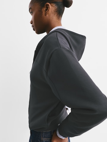 Hanorac de la Pull&Bear pe gri