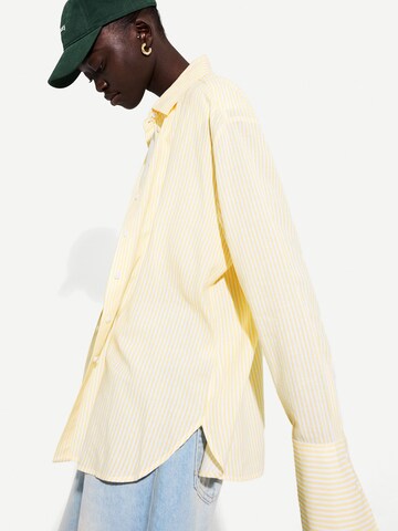 Camicia da donna di Bershka in giallo: frontale