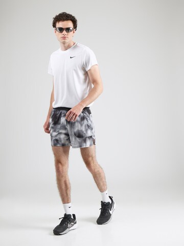 Regular Pantalon de sport 'BREATHE' NIKE en gris
