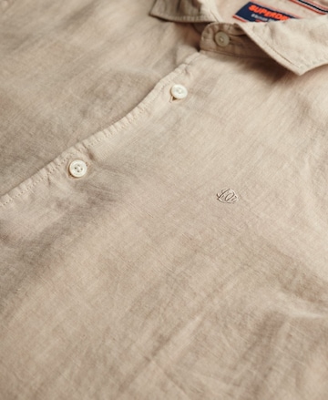 Coupe regular Chemise 'Vacation' Superdry en beige