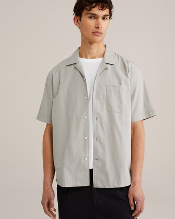 Coupe regular Chemise WE Fashion en gris : devant