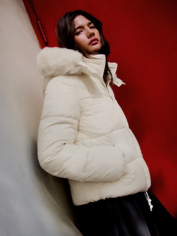 Bershka Zimná bunda - Béžová