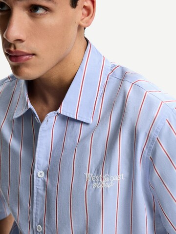 Comfort fit Camicia di Bershka in bianco