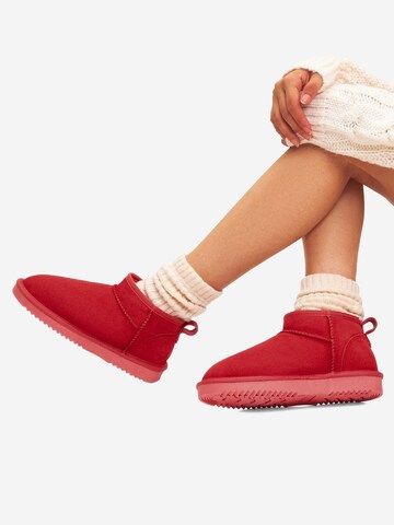 Dream Pairs Boots in Red