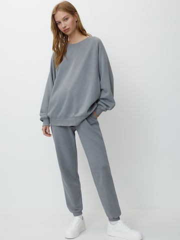 Pull&Bear Tapered Housut värissä harmaa