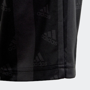ADIDAS SPORTSWEAR Regular Спортен панталон 'Brand Love Allover Print' в черно