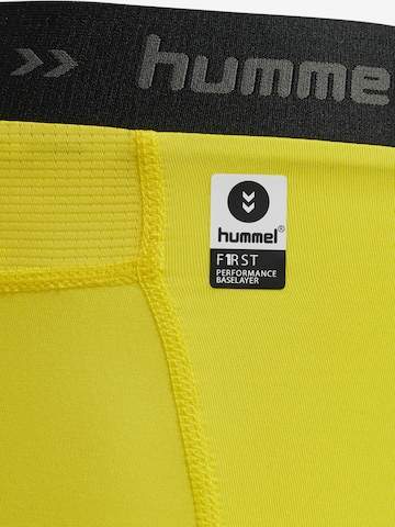 Hummel - Skinny Pantalón deportivo en amarillo