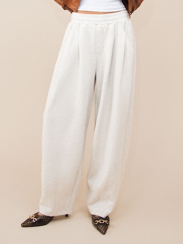 Loosefit Pantaloni con pieghe di Bershka in grigio: frontale