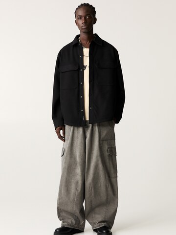 Pull&Bear Comfort Fit Риза в черно