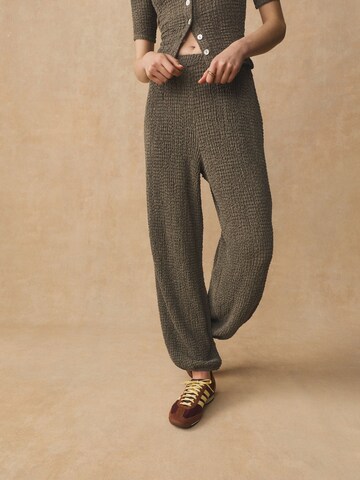 NextTapered Hlače - zelena boja: prednji dio