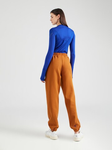 Tapered Pantaloni sportivi di ADIDAS BY STELLA MCCARTNEY in marrone