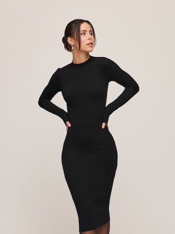 Rochie 'Christina' de la A LOT LESS pe negru