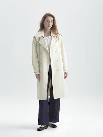 TorWeit Between-Seasons Coat 'Long Trench Coat' in White