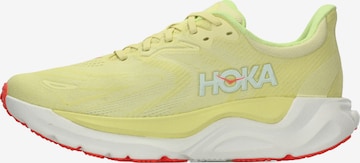 HOKA Loopschoen 'ARAHI 8' in Geel: voorkant