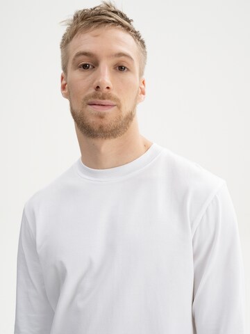 Tricou 'TEJAS' de la MELA pe alb