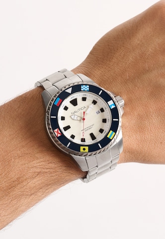 Montre à affichage analogique NAUTICA en argent : devant