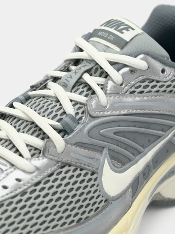 Nike Sportswear Matalavartiset tennarit 'Air Max Moto 2K' värissä harmaa