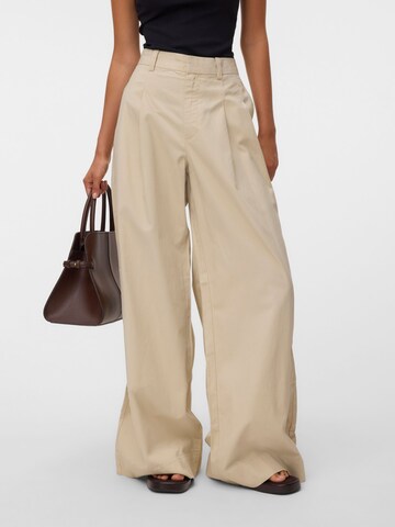 Wide leg Pantaloni con pieghe 'VMNova' di VERO MODA in beige: frontale
