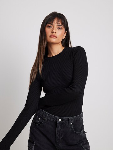 Pull-over NA-KD en noir : devant