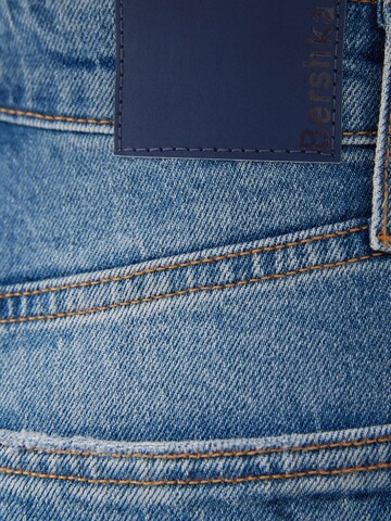 Bershka Tapered Jeans in Blue