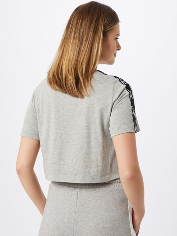 Reebok - Camiseta en gris