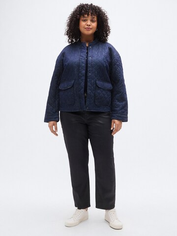 ONLY Carmakoma Φθινοπωρινό και ανοιξιάτικο μπουφάν 'CARHALLIE' σε μπλε