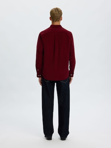 SELECTED - Ajuste regular Camisa 'SLHDanni' en rojo