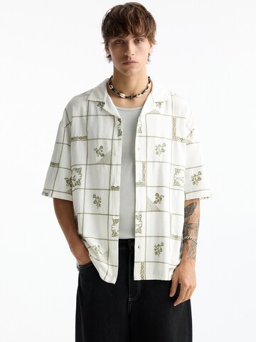 Fit confort Chemise Pull&Bear en blanc : devant