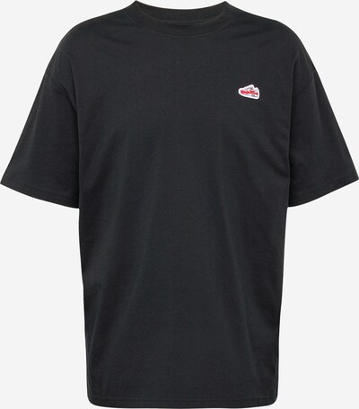 Nike Sportswear T-Shirt en gris clair / rouge / noir / blanc, Vue avec produit