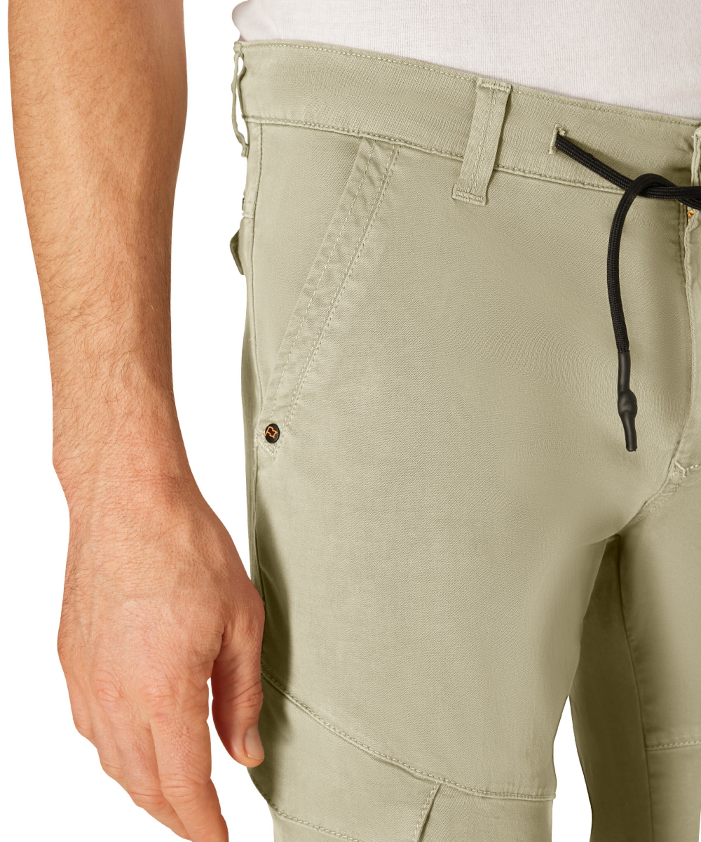 PIONEER Tapered Cargo Pants in Beige