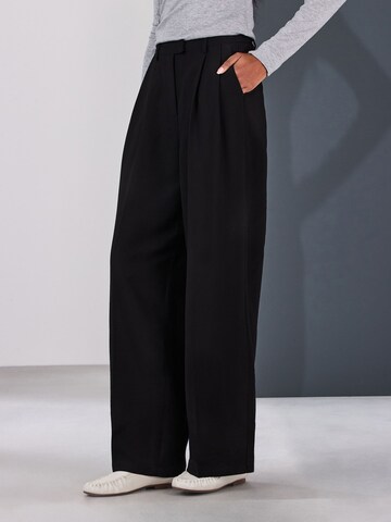 Next Wide leg Veckad byxa i svart: framsida