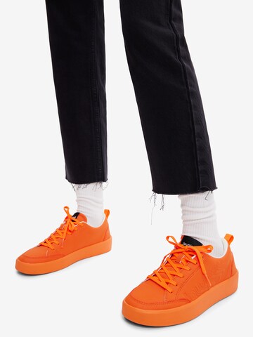 Sneaker low de la Desigual pe portocaliu
