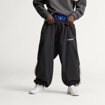 ADIDAS ORIGINALS - Tapered Pantalón 'AdiSignature Vista Wind' en negro: frente