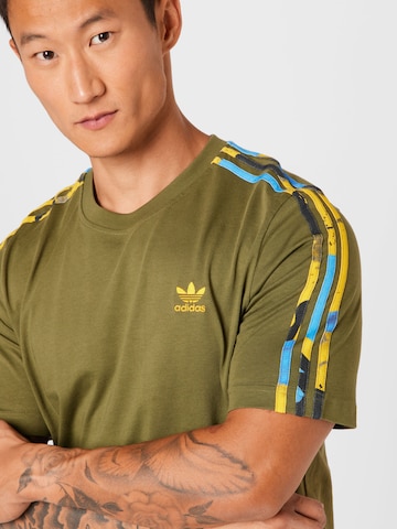 ADIDAS ORIGINALS - Camiseta '3-Stripes Camo' en verde