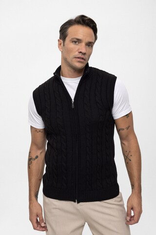 Felix Hardy Vest in Black: front