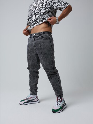 ABOUT YOU x Benny Cristo Tapered Jeans 'Simon' in Grey: front