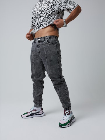 ABOUT YOU x Benny Cristo Tapered Jeans 'Simon' in Grey: front