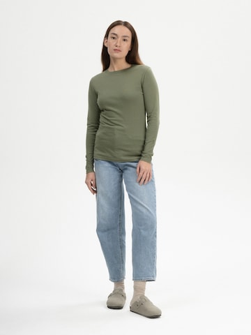 Tricou 'Dhivya' de la MELA pe verde
