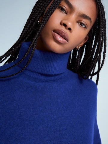 Bershka Svetr – modrá