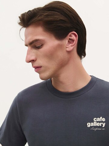 T-Shirt 'Cafe Gallery' Scalpers en gris
