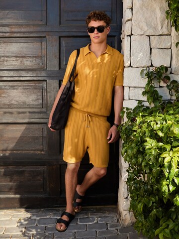 Next Regular Shorts in Gelb