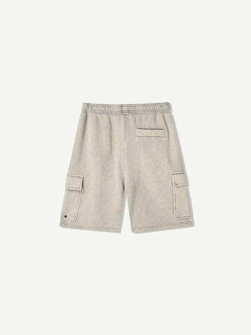 Bershka Regular Карго панталон в бяло