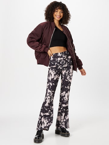 évasé Pantalon 'Tie Dye' Nasty Gal en rose