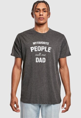 Merchcode Shirt 'Fathers Day - My Favorite People Call Me Dad' in Grijs: voorkant