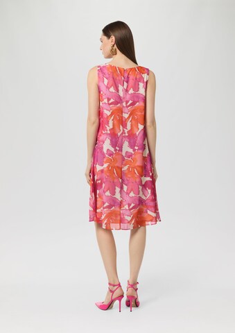 Robe d’été COMMA en rose : derrière