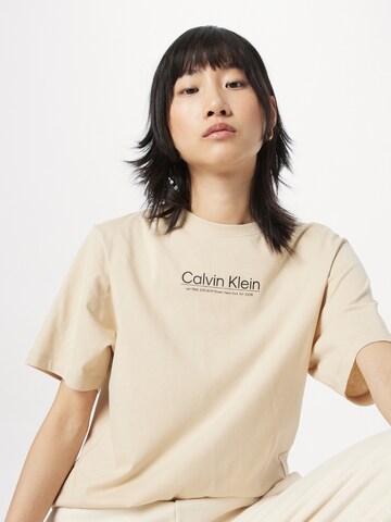 Calvin Klein قميص بلون بيج