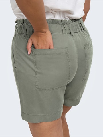 ONLY Carmakoma Regular Shorts 'CARZANZI' in Grün