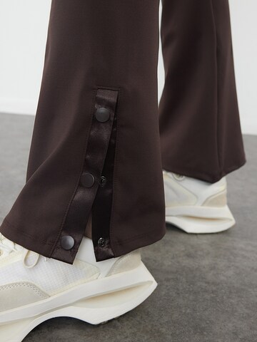 Trendyol Flared Παντελόνι σε καφέ