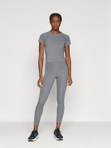 UNDER ARMOUR Функционална тениска 'Motion' в сиво