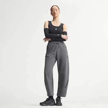 ADIDAS SPORTSWEAR Loosefit Sportovní kalhoty 'Z.N.E.' – šedá